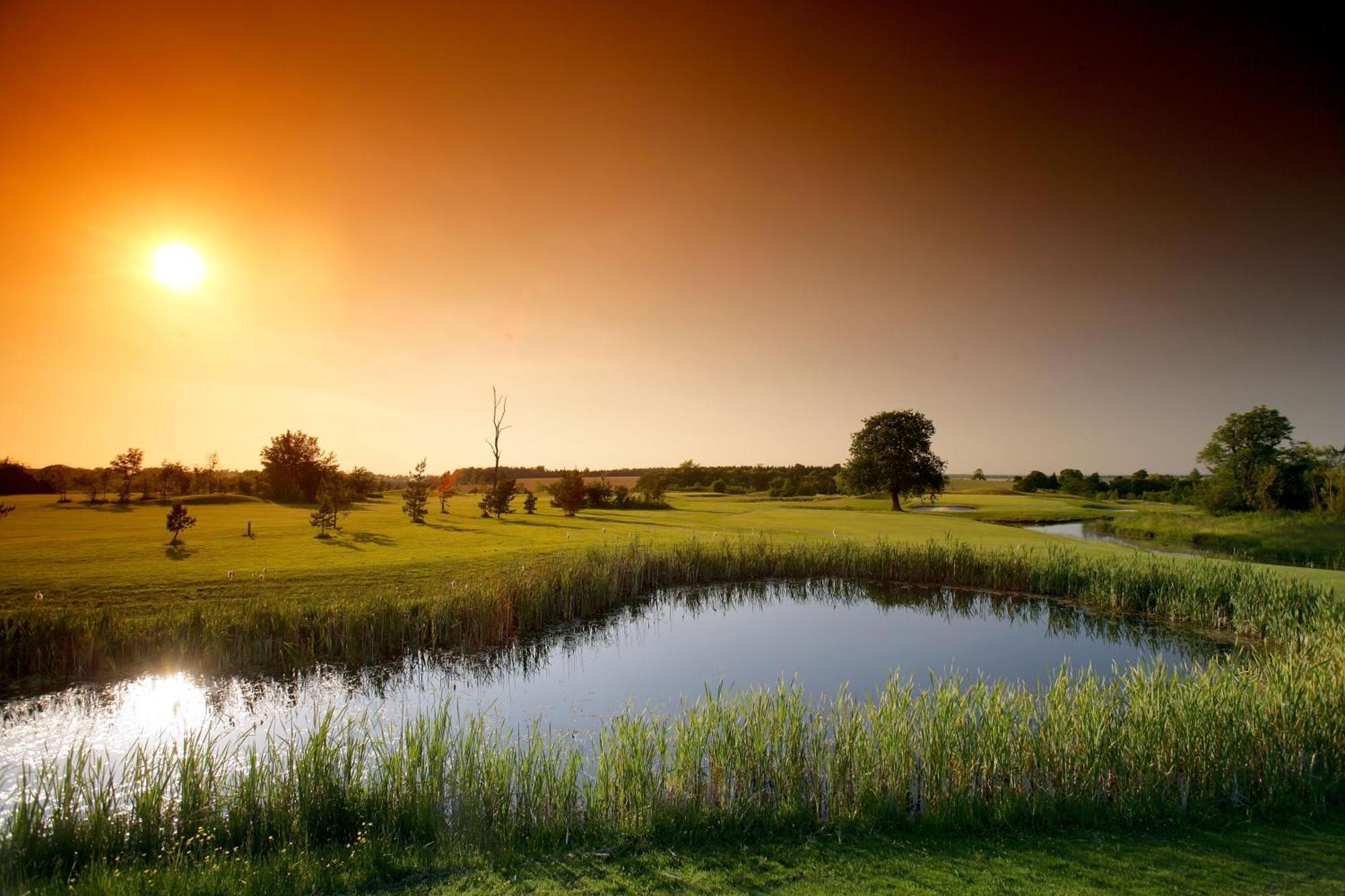 The Wiltshire Hotel, Golf And Leisure Resort Суиндън Екстериор снимка